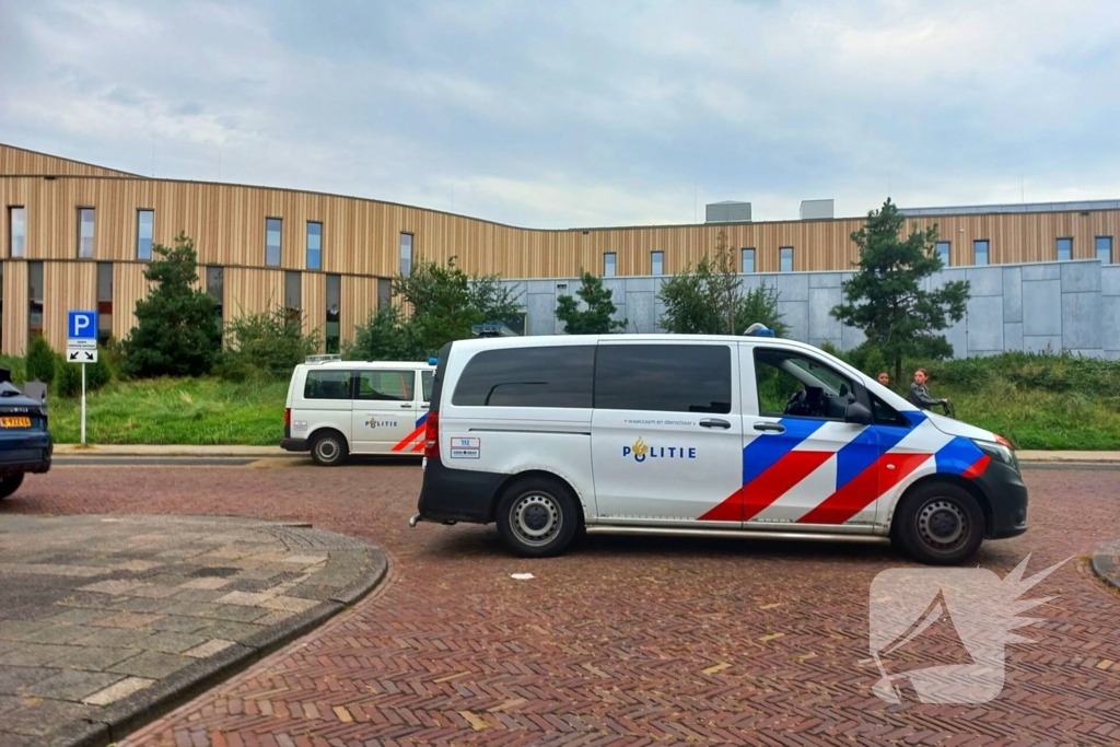 Agenten in kogelwerende vesten nemen wapens in beslag