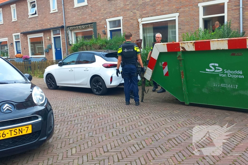 Agenten in kogelwerende vesten nemen wapens in beslag