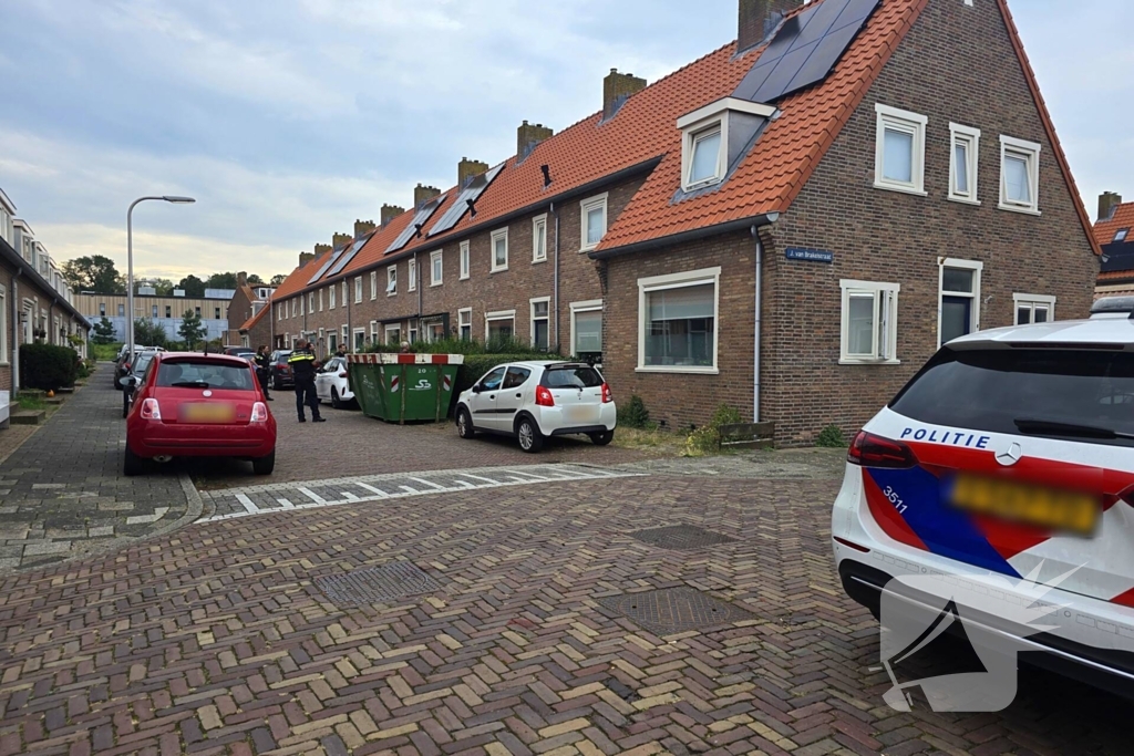 Agenten in kogelwerende vesten nemen wapens in beslag