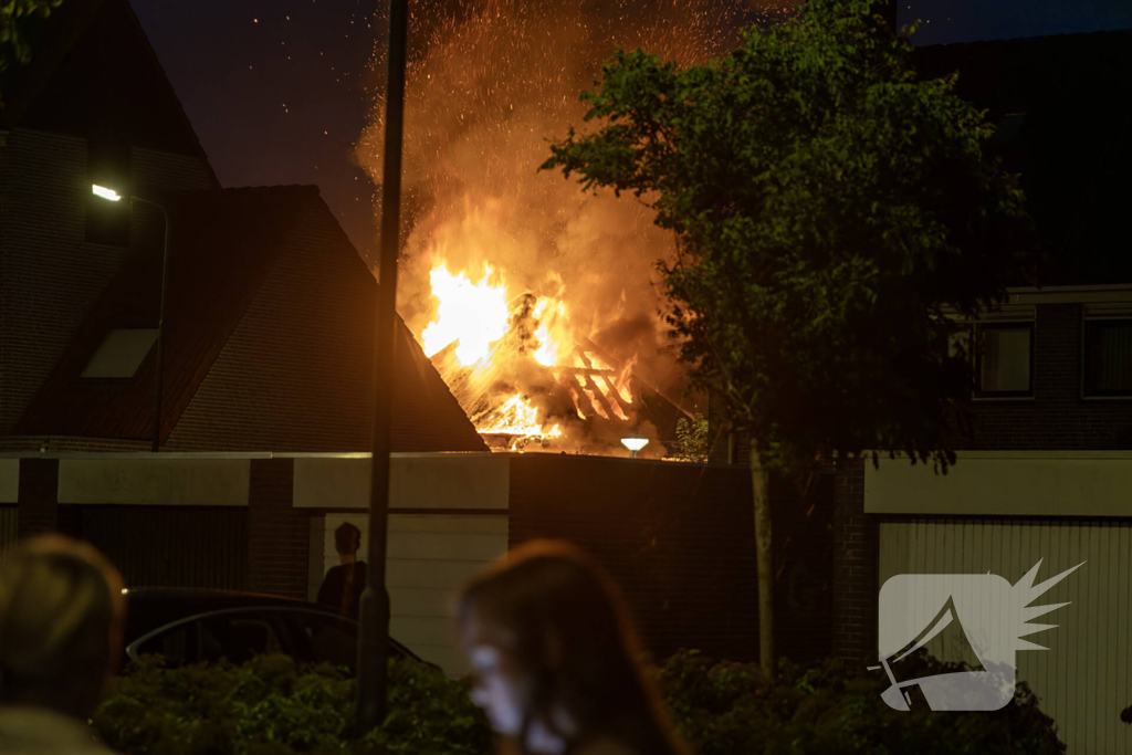 Dak ingestort bij zeer grote brand