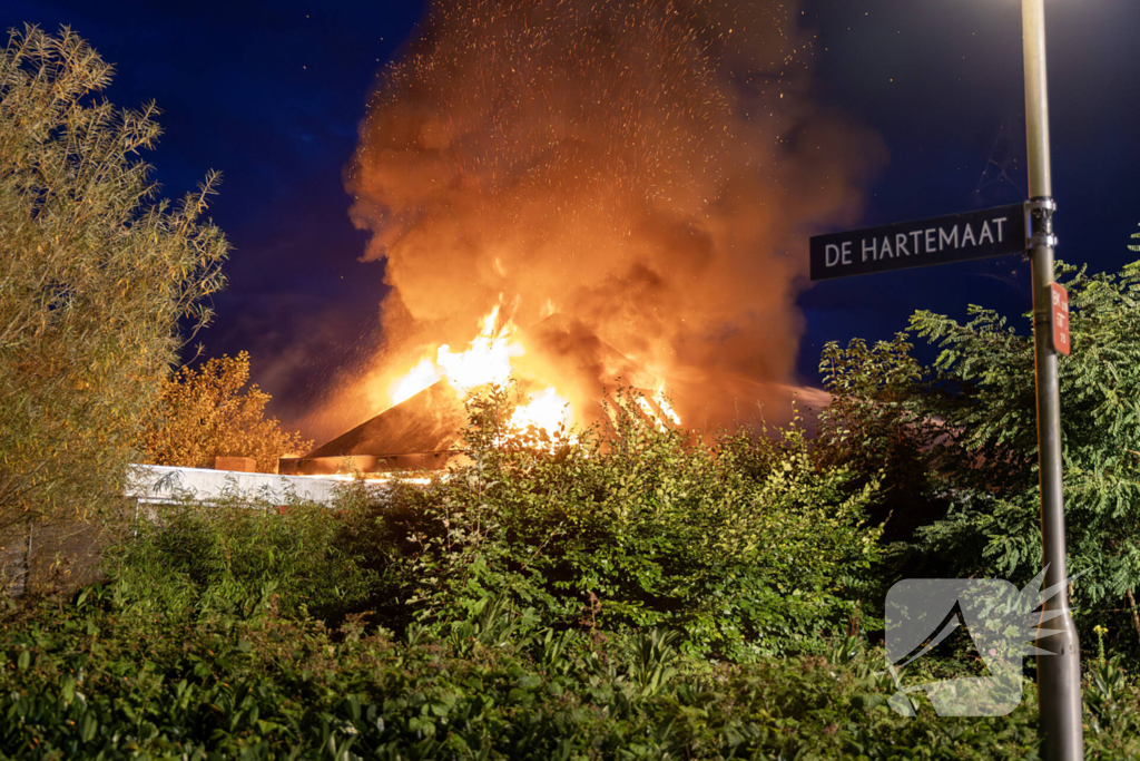 Dak ingestort bij zeer grote brand