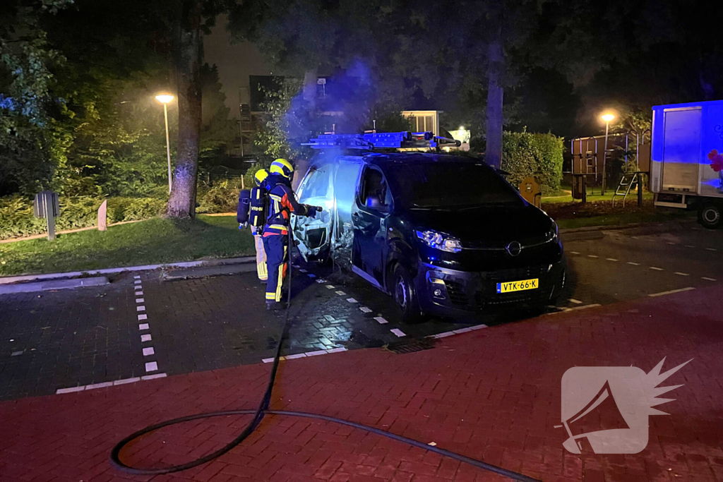 Hydraulisch gereedschap ingezet bij blussen voertuigbrand