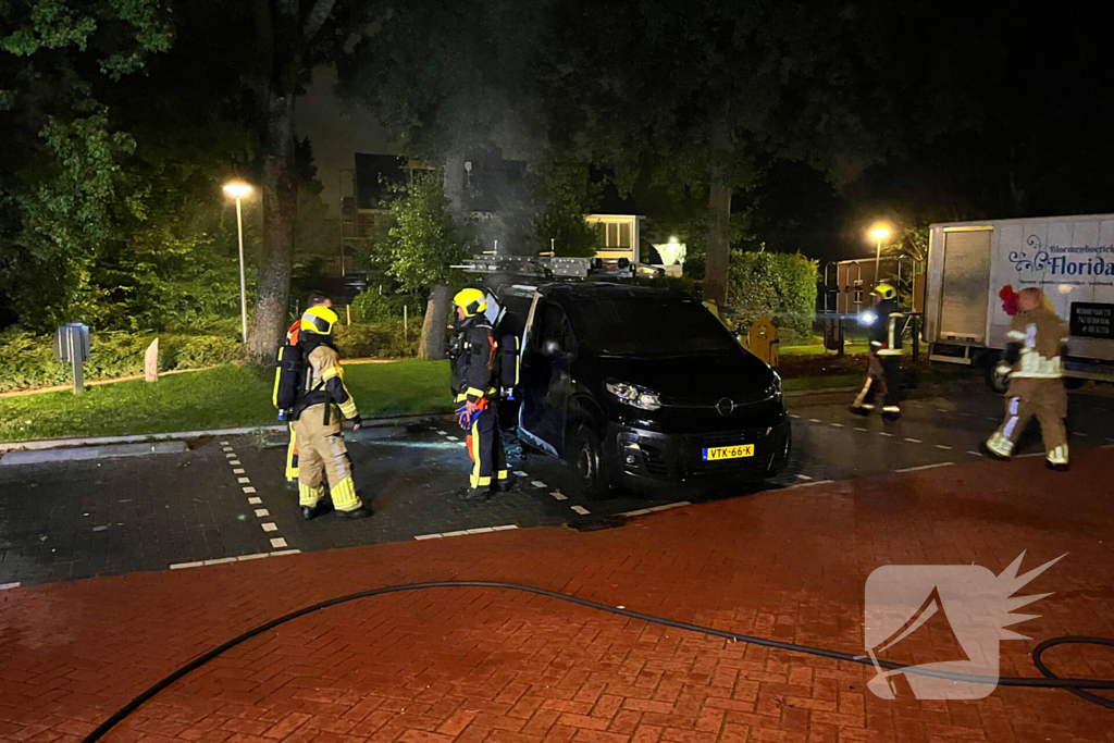 Hydraulisch gereedschap ingezet bij blussen voertuigbrand