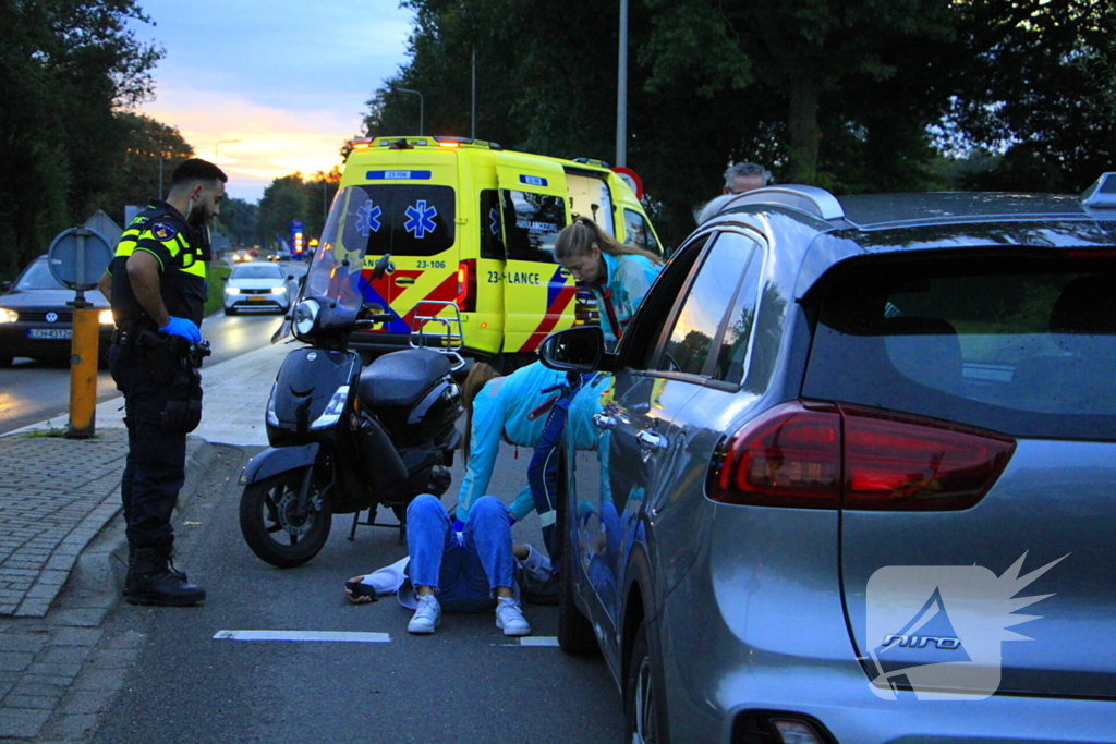 Scooterrijder gewond bij aanrijding op rotonde