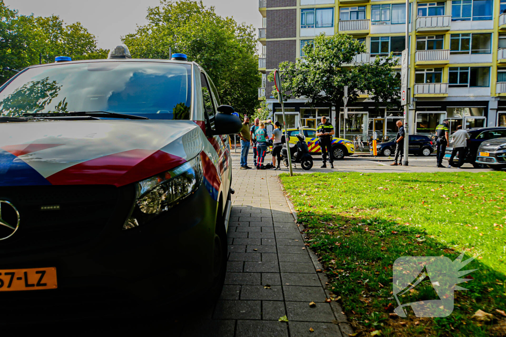 Taxichauffeur en scooterrijder in botsing