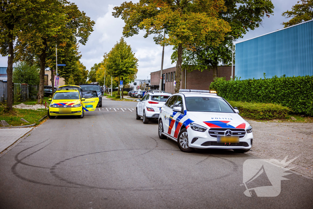 Ambulance vervoert gewonde na aanrijding