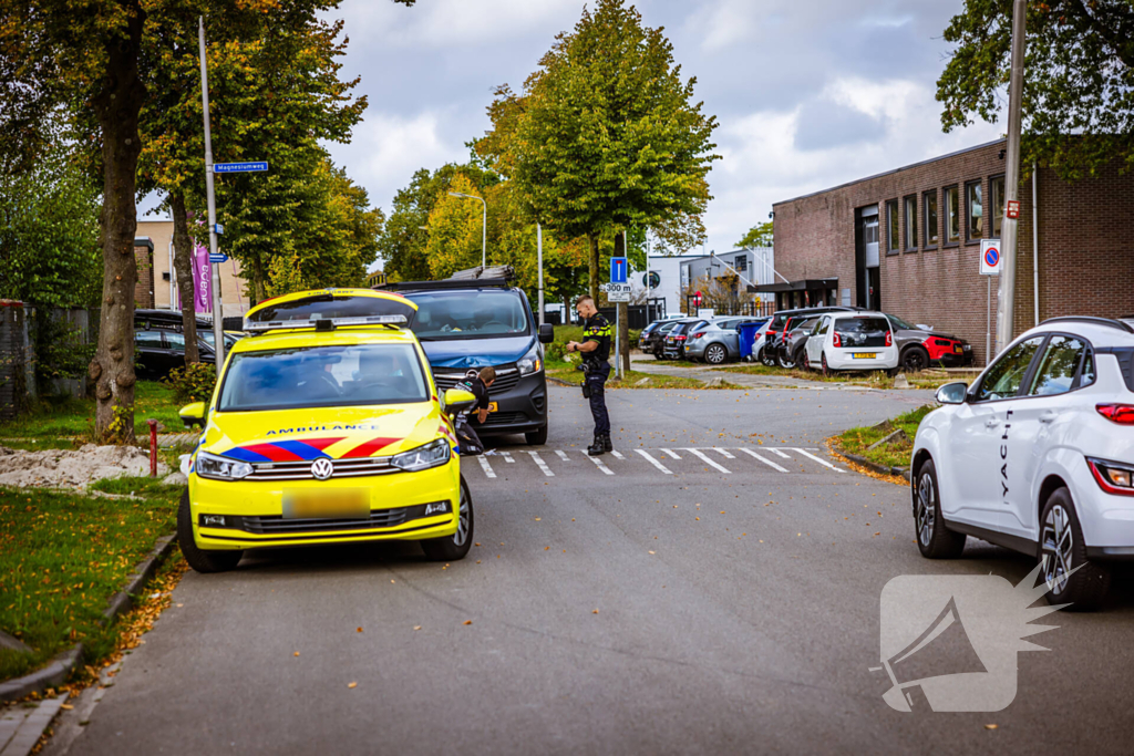 Ambulance vervoert gewonde na aanrijding