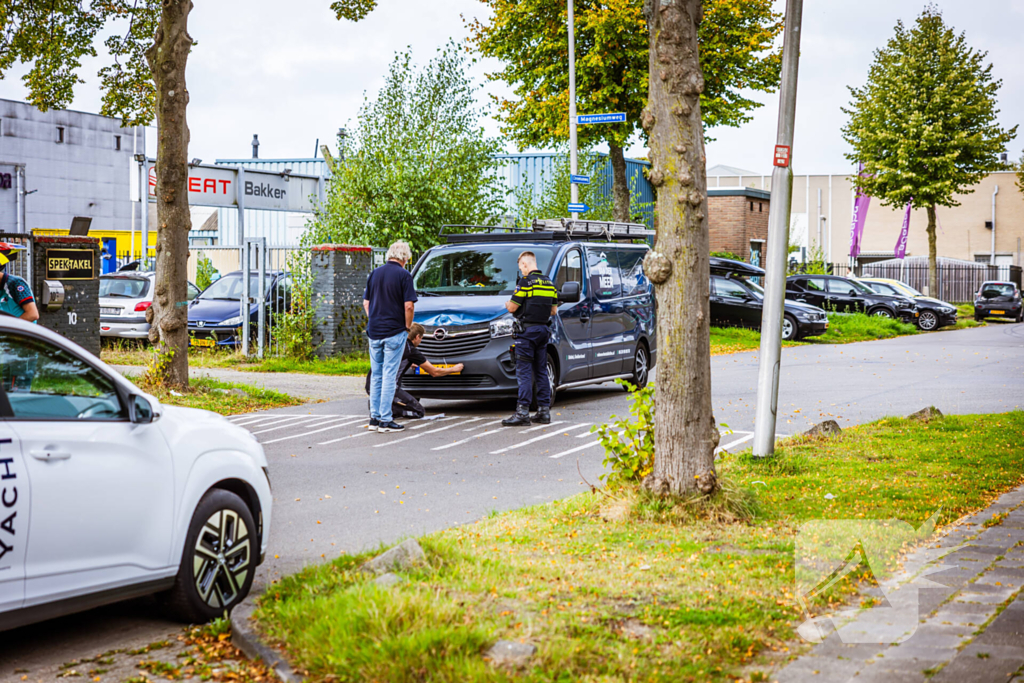 Ambulance vervoert gewonde na aanrijding