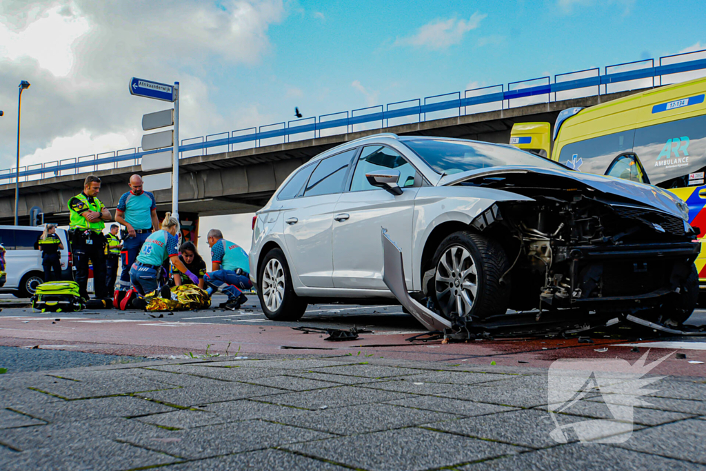 Veel schade na harde botsing op kruising