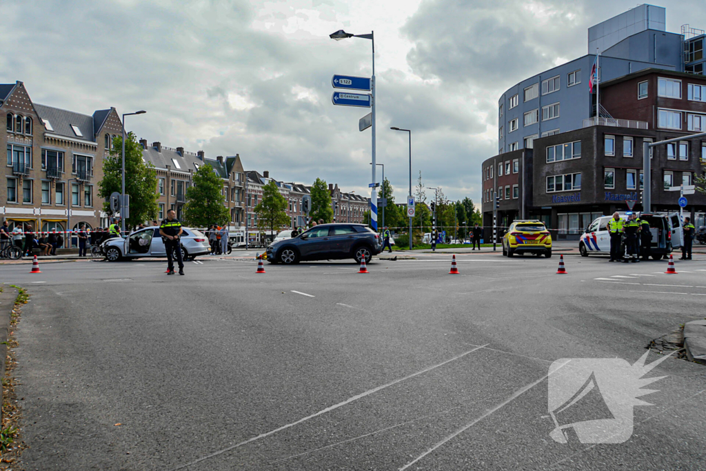 Veel schade na harde botsing op kruising