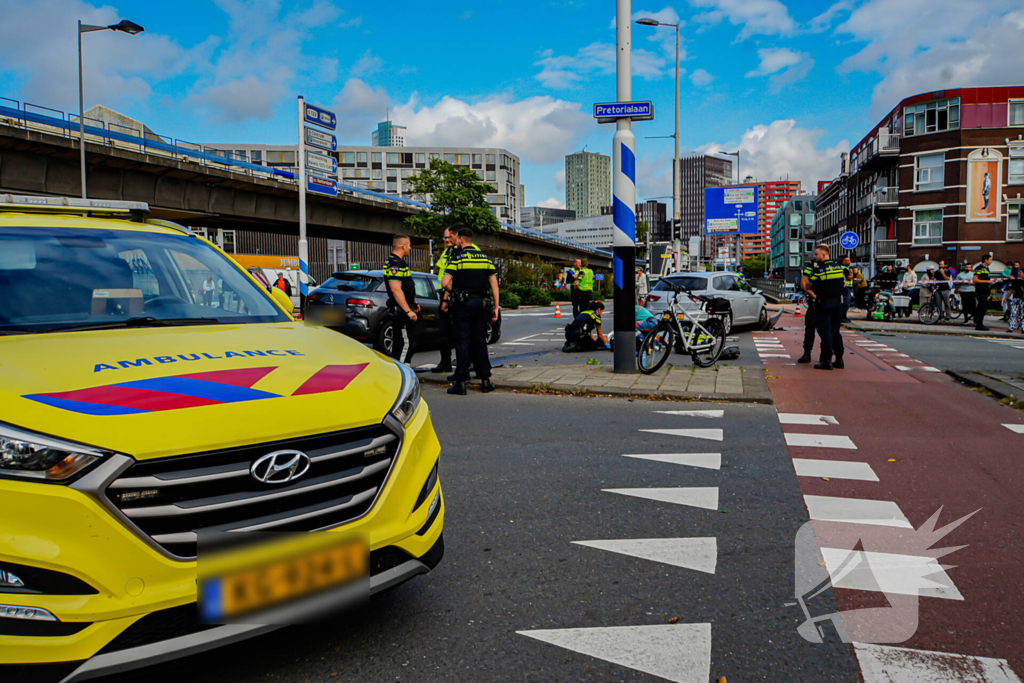 Veel schade na harde botsing op kruising