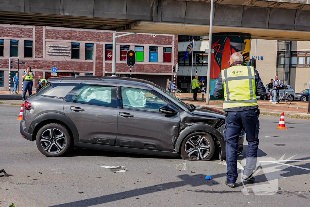 Veel schade na harde botsing op kruising