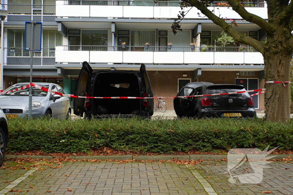 Politie doet onderzoek naar brand in geparkeerde voertuigen