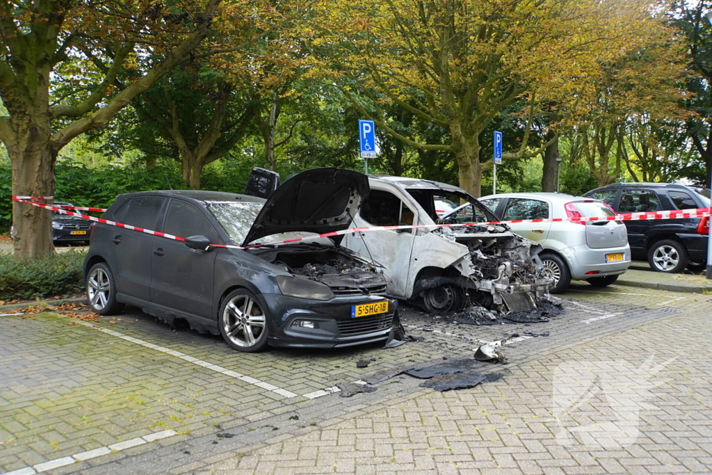 Politie doet onderzoek naar brand in geparkeerde voertuigen