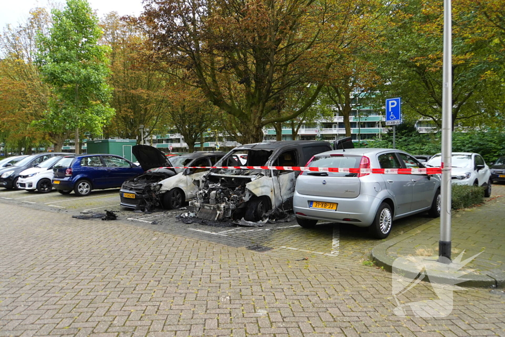 Politie doet onderzoek naar brand in geparkeerde voertuigen