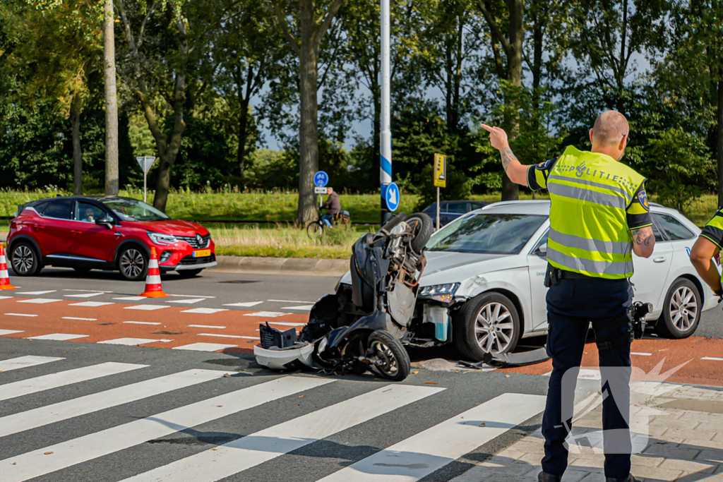 Scooterrijder naar ziekenhuis na botsing met auto