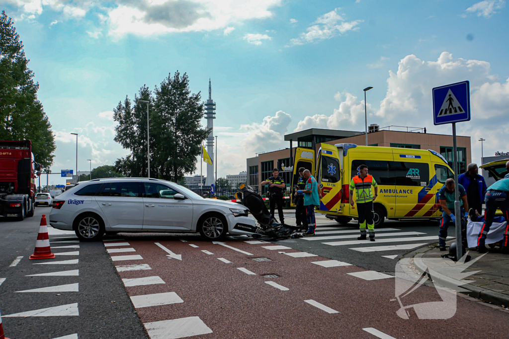 Scooterrijder naar ziekenhuis na botsing met auto