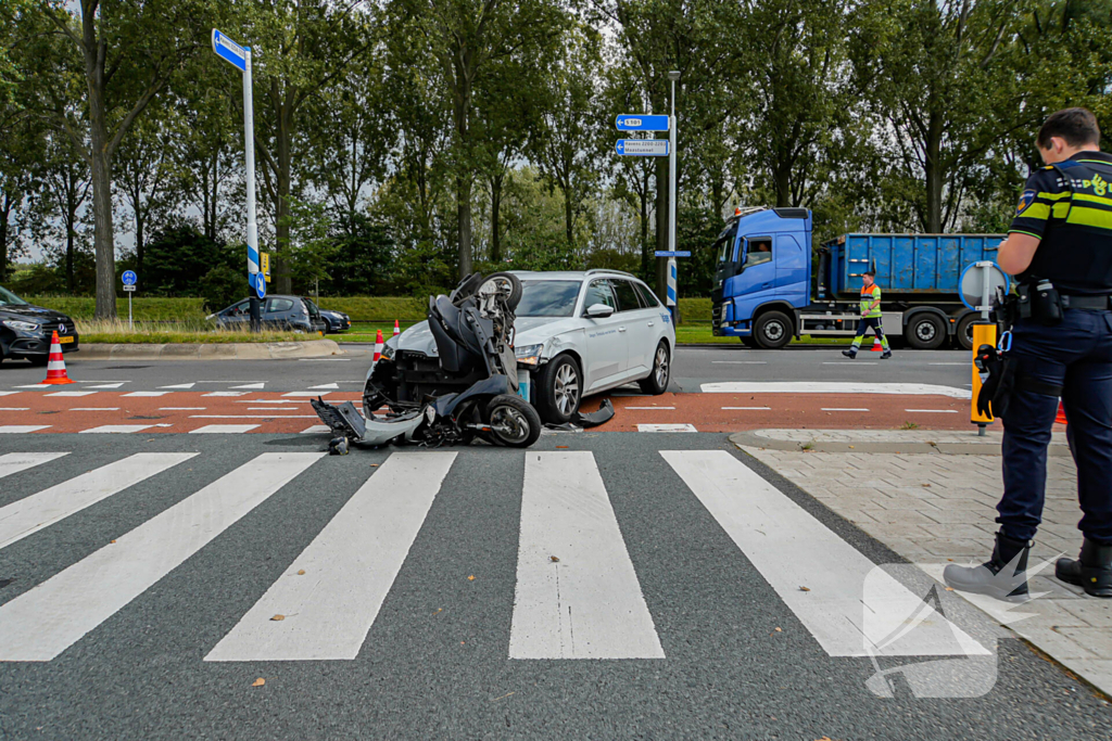 Scooterrijder naar ziekenhuis na botsing met auto