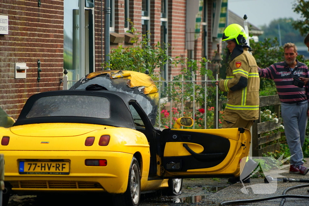 Personenwagen naast woning vliegt in brand