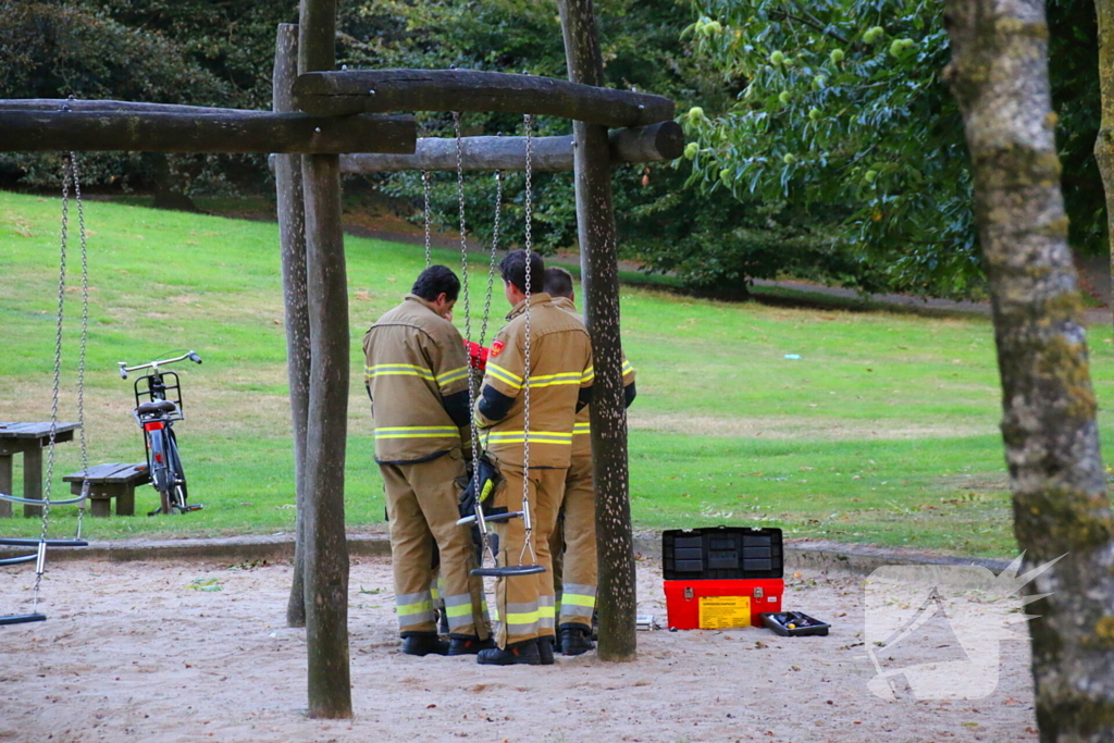 Jongedame in schommel uit benarde positie bevrijdt