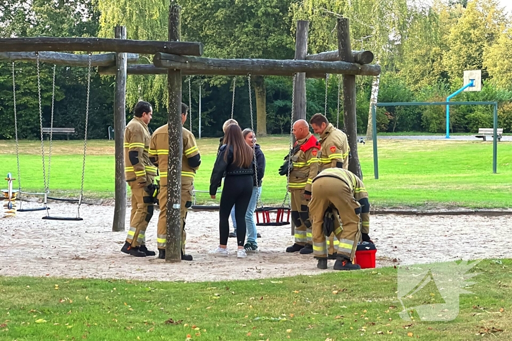 Jongedame in schommel uit benarde positie bevrijdt