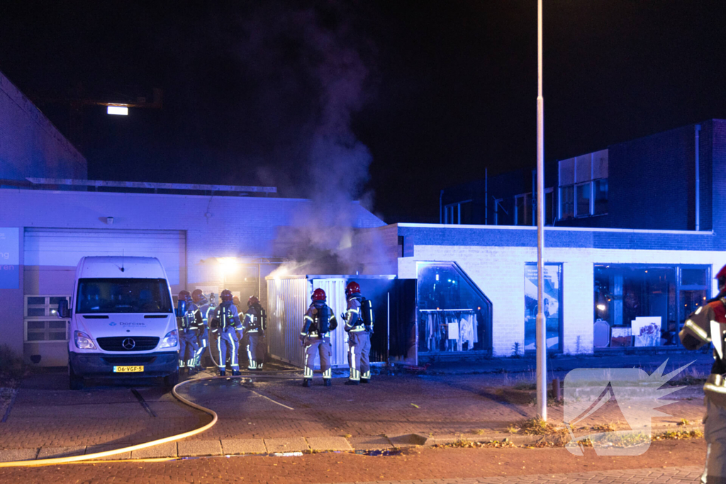 Brand in kledingcontainer veroorzaakt schade aan kringloopwinkel