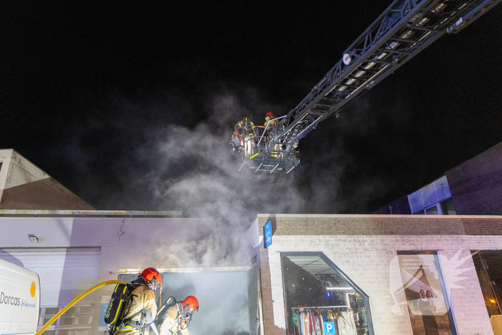 Brand in kledingcontainer veroorzaakt schade aan kringloopwinkel