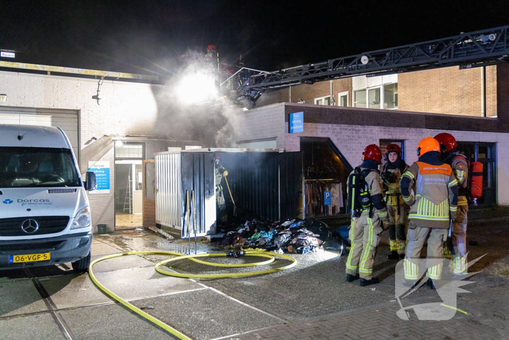 Brand in kledingcontainer veroorzaakt schade aan kringloopwinkel