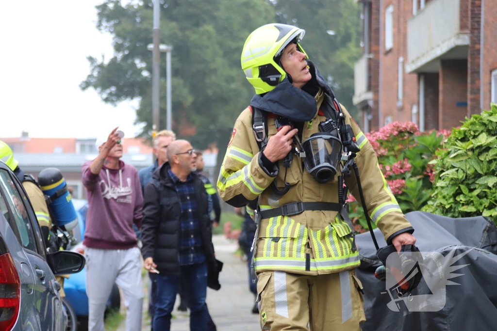 Rookontwikkeling in flat door brandende wc-rollen