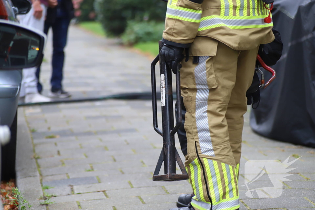 Rookontwikkeling in flat door brandende wc-rollen