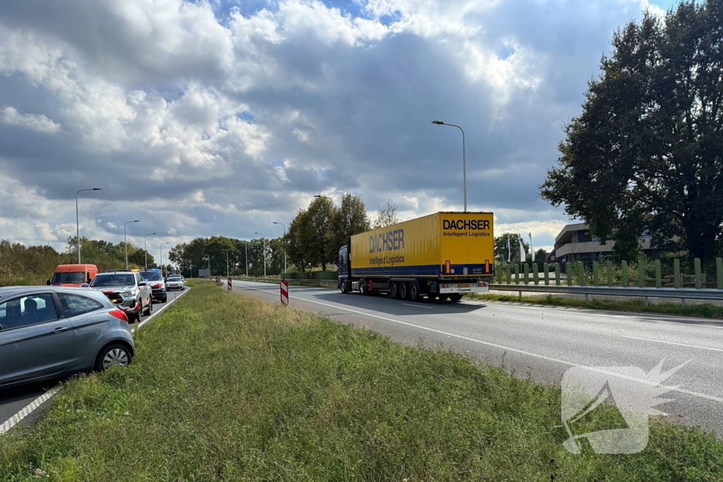 Aanrijding tussen vrachtwagen en auto veroorzaakt vertraging