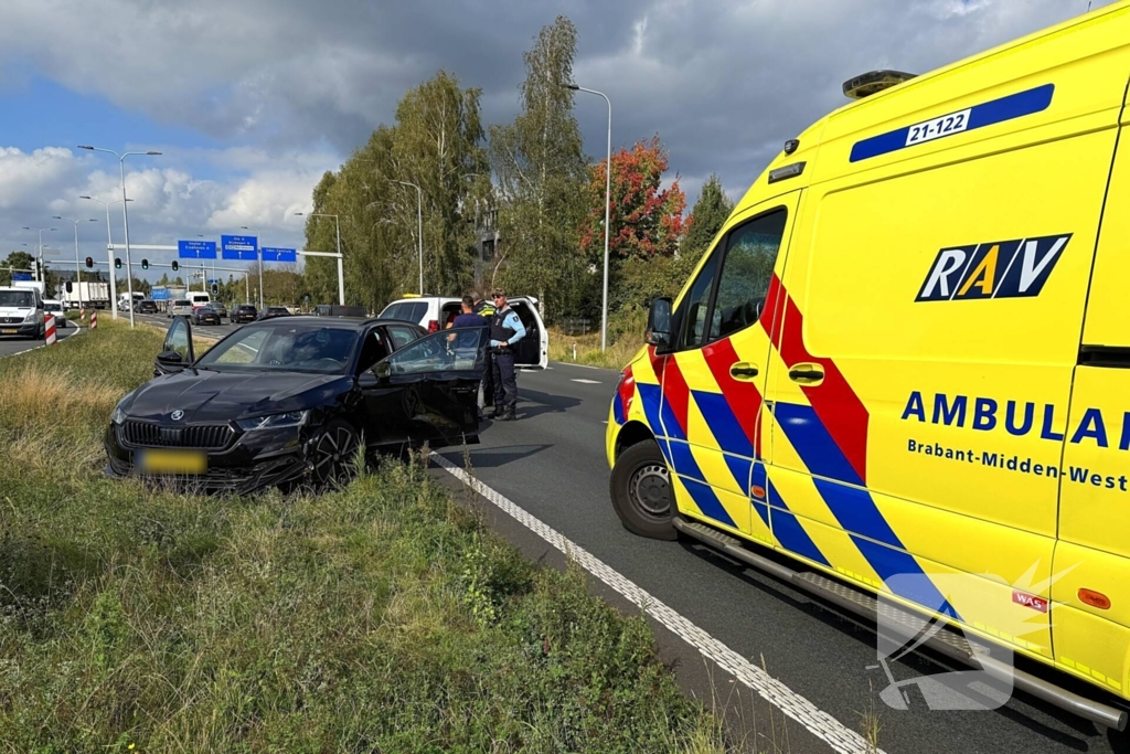 Aanrijding tussen vrachtwagen en auto veroorzaakt vertraging