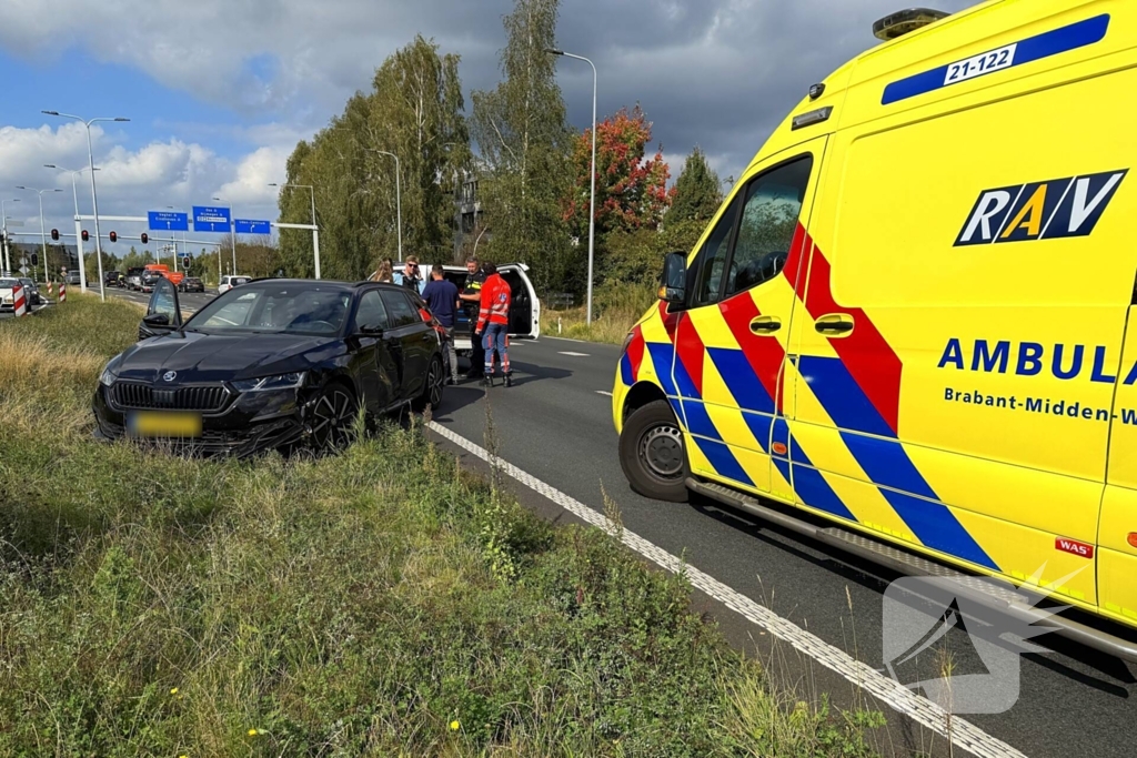 Aanrijding tussen vrachtwagen en auto veroorzaakt vertraging