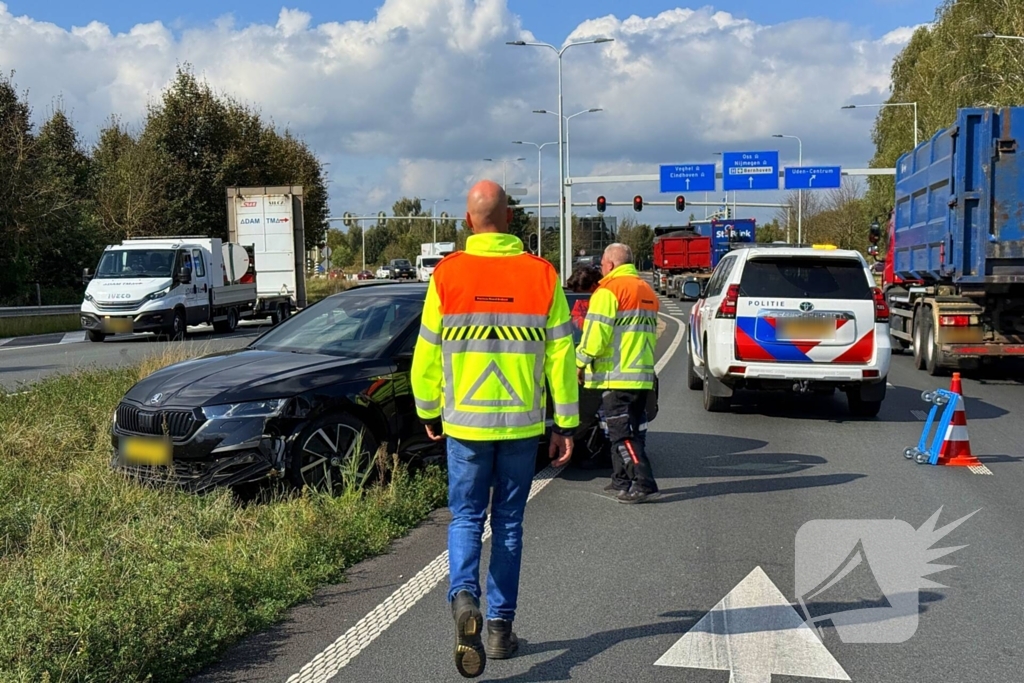 Aanrijding tussen vrachtwagen en auto veroorzaakt vertraging