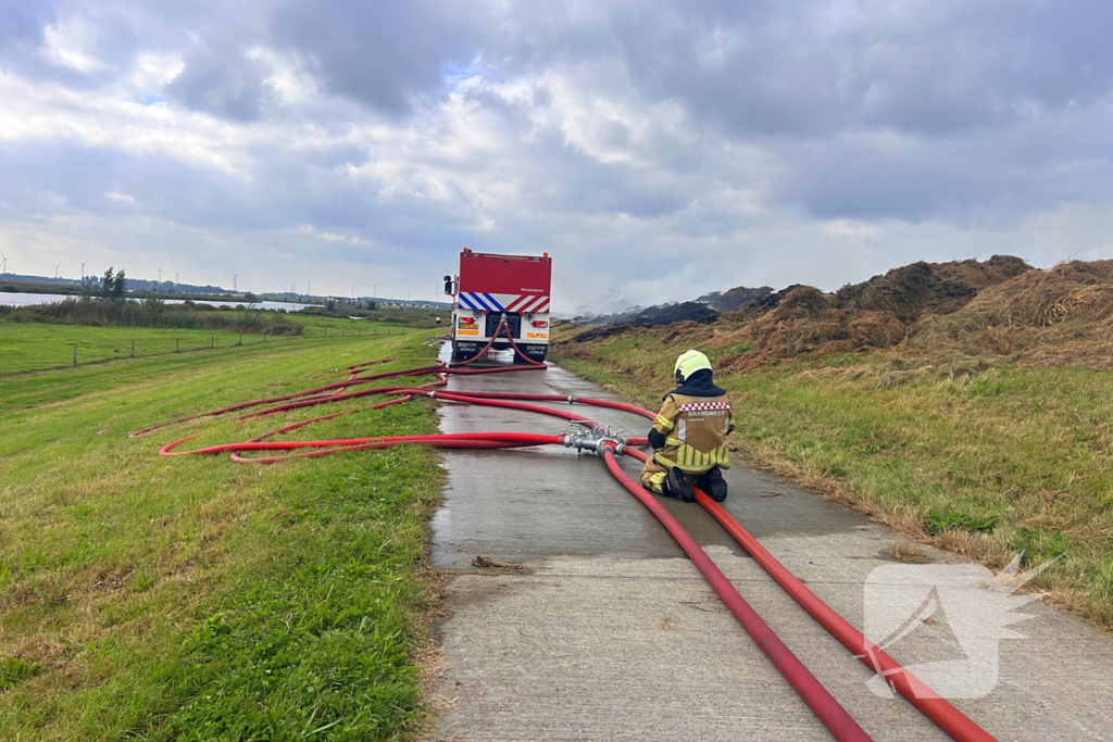 Brandweer zet blusvoertuigen in voor hooibrand