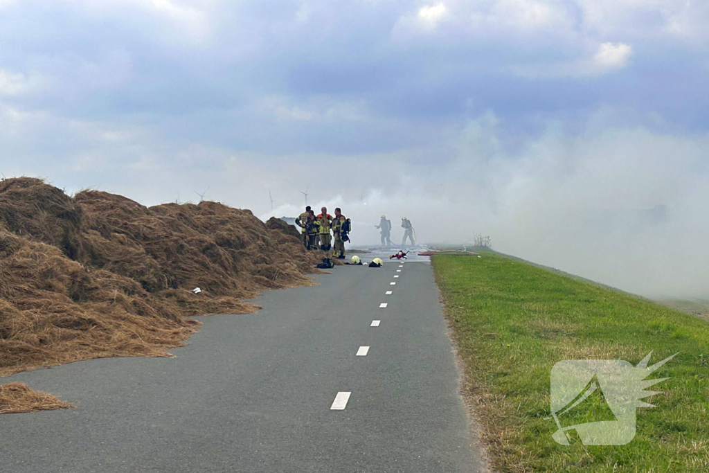 Brandweer zet blusvoertuigen in voor hooibrand