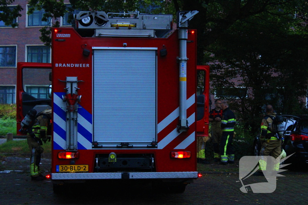 Brandweer controleert auto na melding van rook