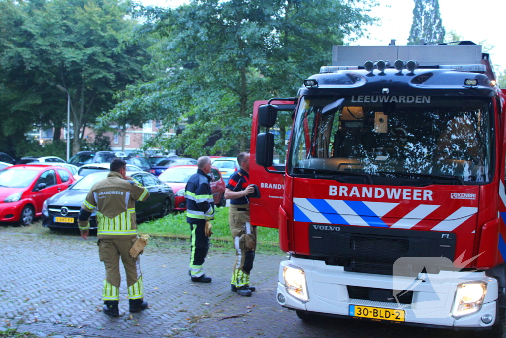 Brandweer controleert auto na melding van rook