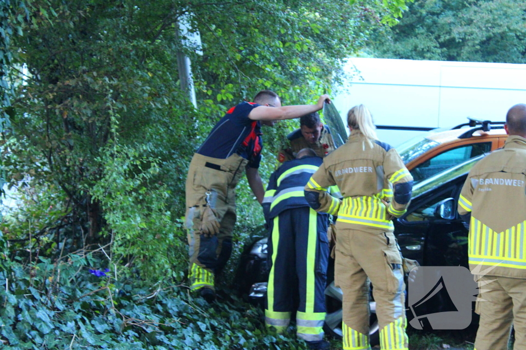 Brandweer controleert auto na melding van rook