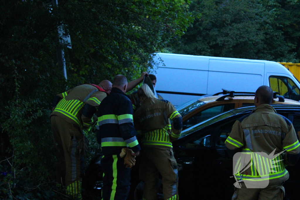 Brandweer controleert auto na melding van rook