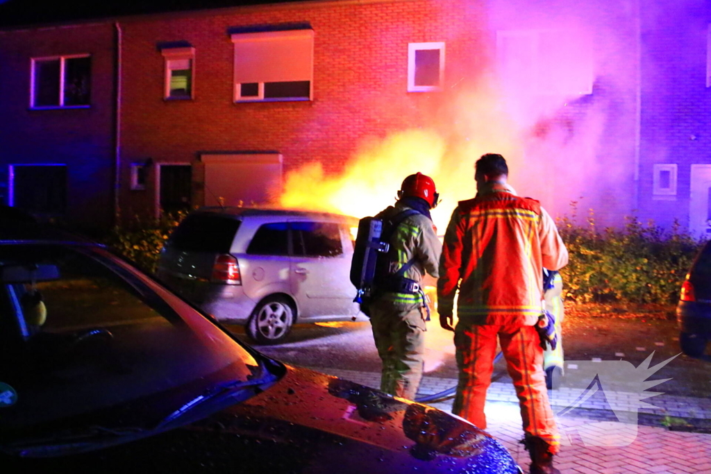 Nachtelijke autobrand laat alleen wrak achter