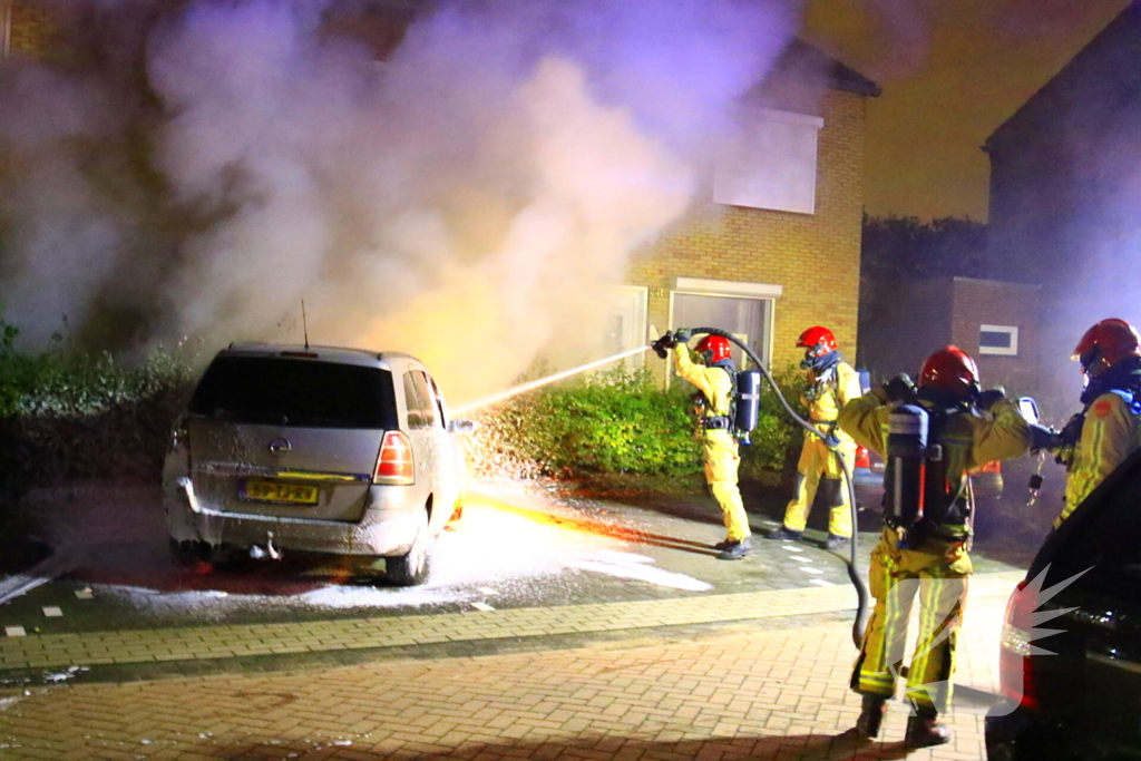 Nachtelijke autobrand laat alleen wrak achter