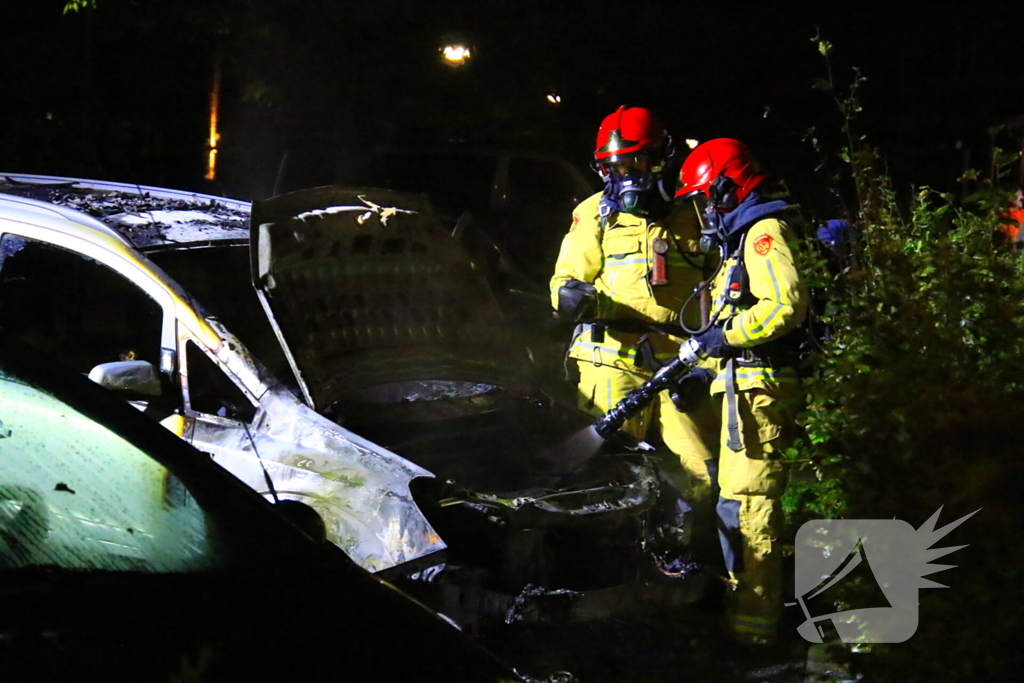 Nachtelijke autobrand laat alleen wrak achter