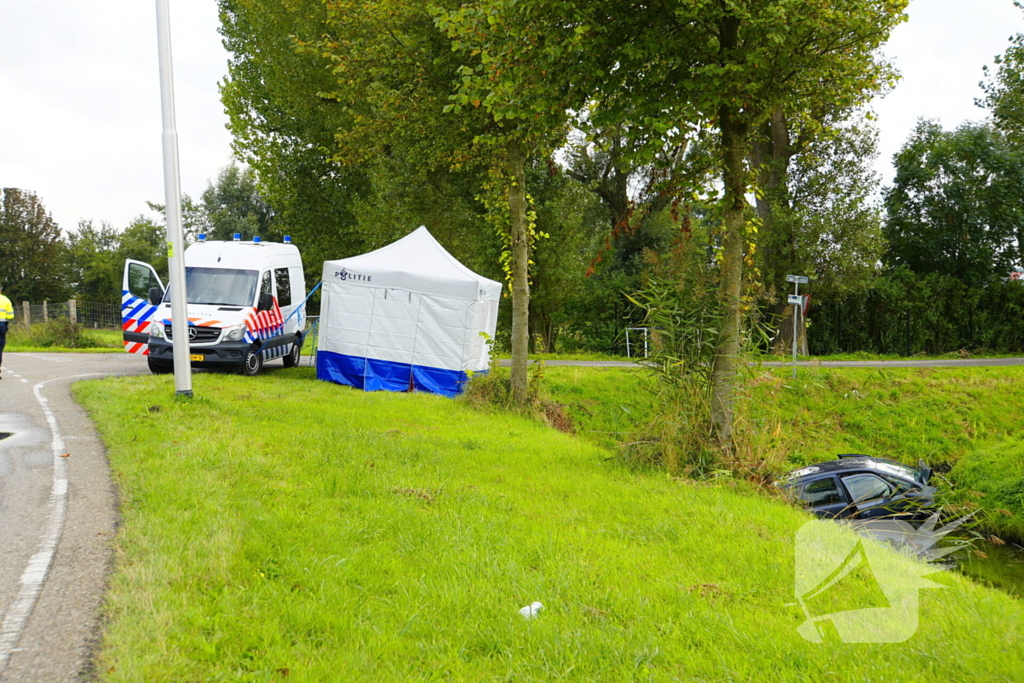 Bestuurder komt om bij auto te water