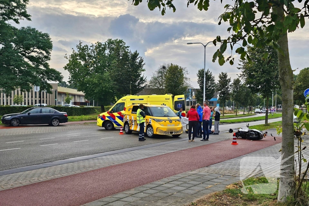 Scooterrijder en automobilist met elkaar in botsing