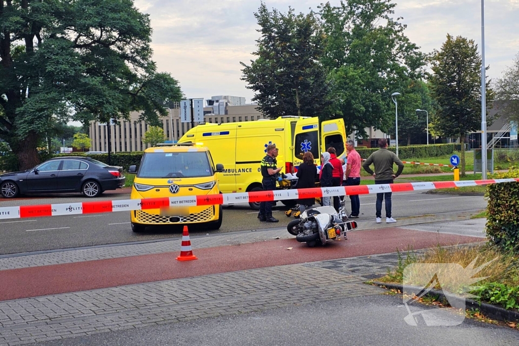 Scooterrijder en automobilist met elkaar in botsing