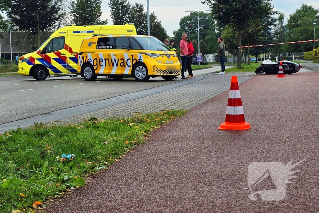 Scooterrijder en automobilist met elkaar in botsing