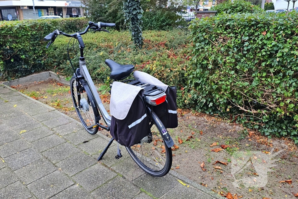 Fietser hard onderuit op rotonde