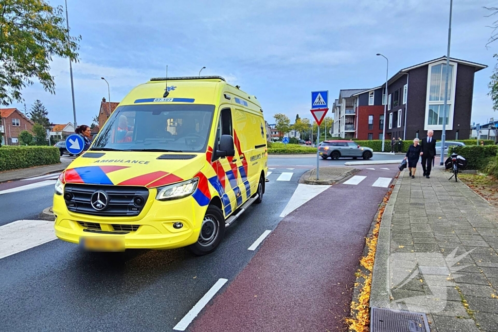 Fietser hard onderuit op rotonde