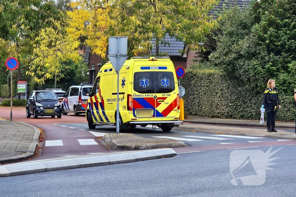 Fietser hard onderuit op rotonde